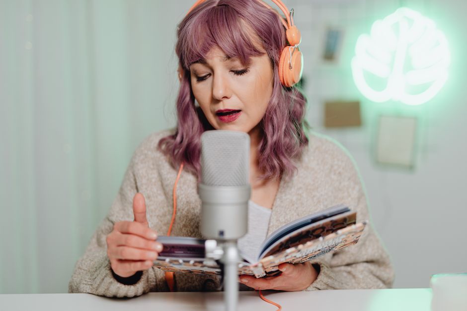 Produkcja audiobooków 1 Mikrofon i słuchawki na stanowisku do nagrywania audiobooka