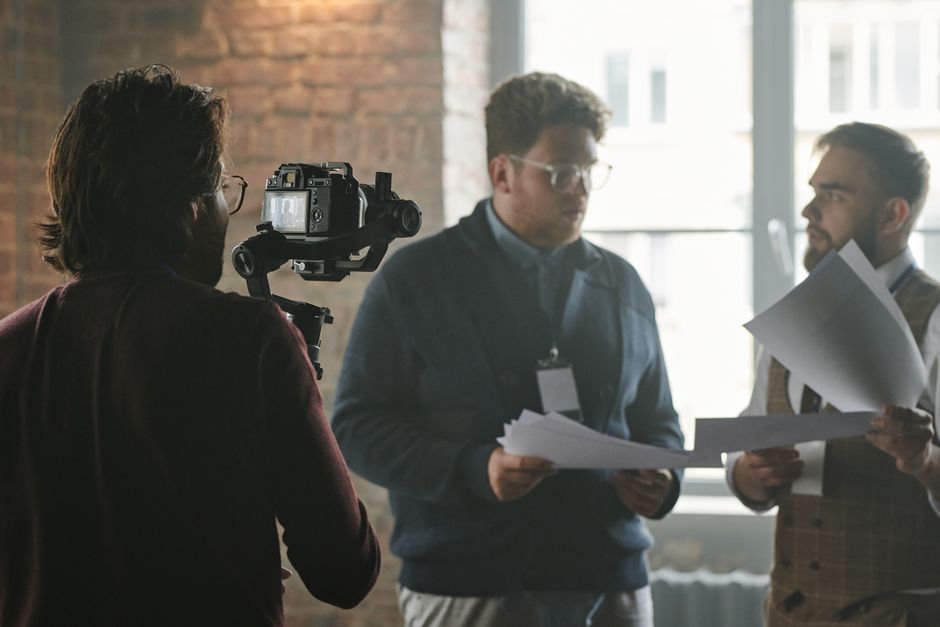Ekipa filmowa podczas nagrywania wypowiedzi do filmu korporacyjnego