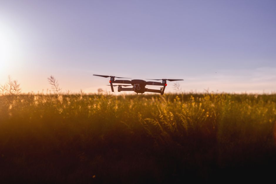 Dron w locie nad terenem podczas nagrywania ujęć z powietrza