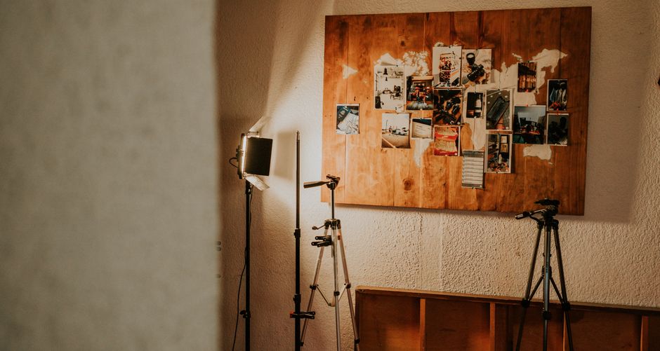 Fotograf z aparatem na statywie podczas sesji zdjęciowej mieszkania