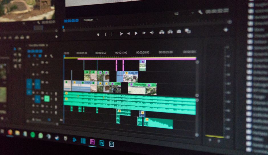 Montaż wideo 1 Stanowisko montażowe z osią czasu materiału wideo na ekranie