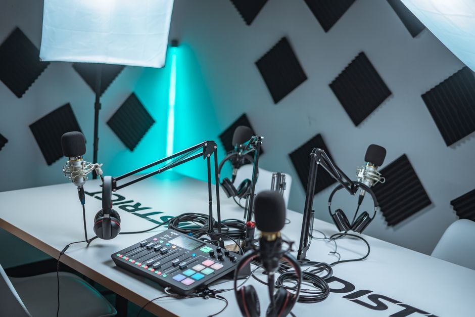 Zestaw mikrofonów i sprzętu mobilnego studia podcastowego przygotowany do nagrania