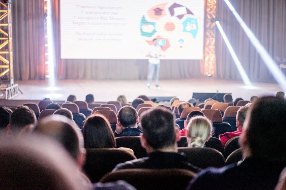 Relacje wideo z wydarzeń 1 Operator kamery podczas rejestracji wystąpienia na konferencji
